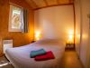 Chambre Double Chalet des Chartreux au pied des Alpes en Isère, au bord du lac de Paladru, dans le camping Détente et Clapotis avec Piscine Chauffée et couverte.