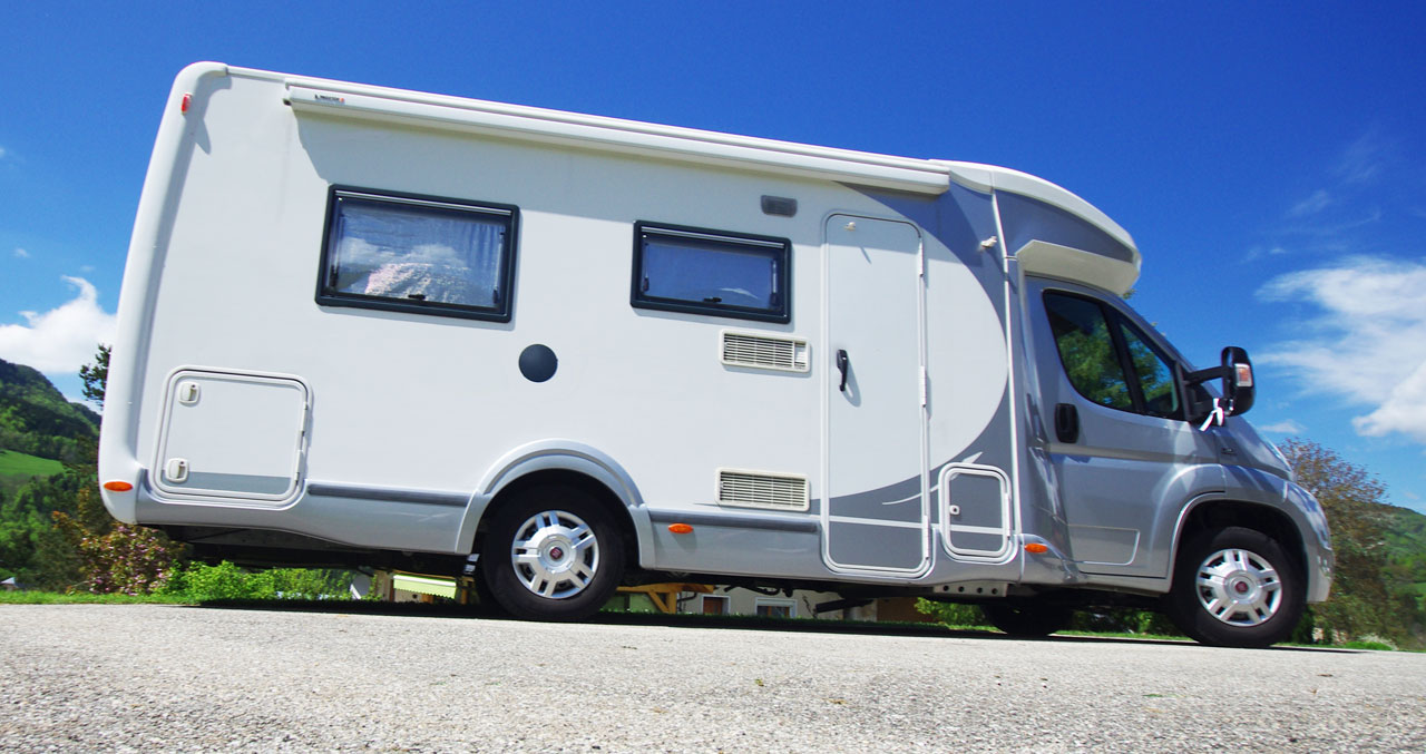 Camping-car sur l'aire vu du sol