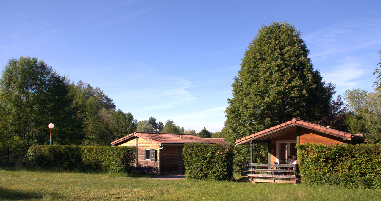 Chalets isolés entourés de haies