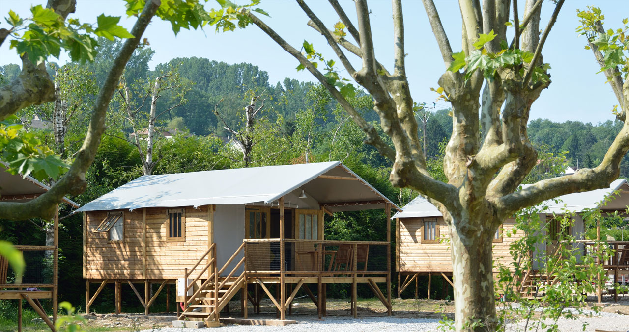 Éco-chalet sur pilotis dans un cadre forestier, camping Détente et Clapotis, Lac de Paladru