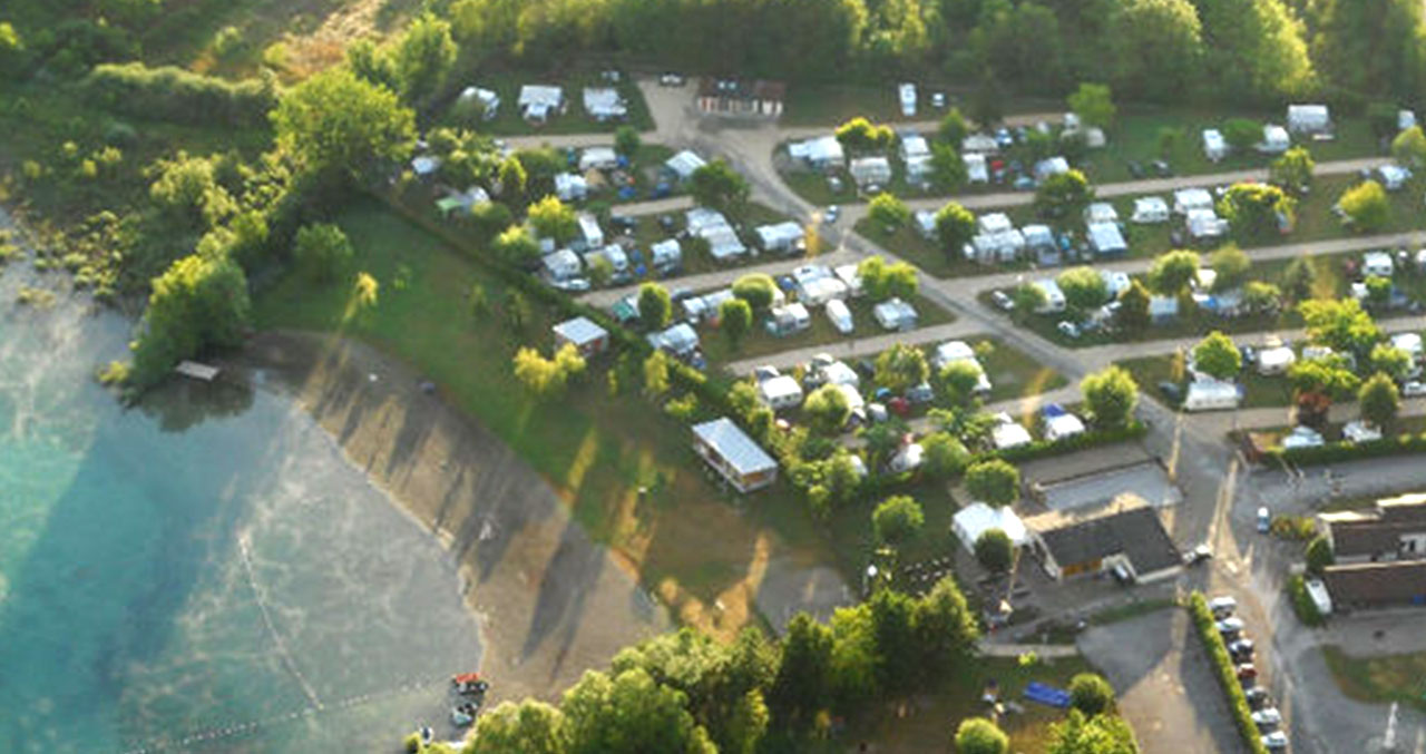 Emplacement grand confort pour camping-car avec branchements au camping Détente et Clapotis