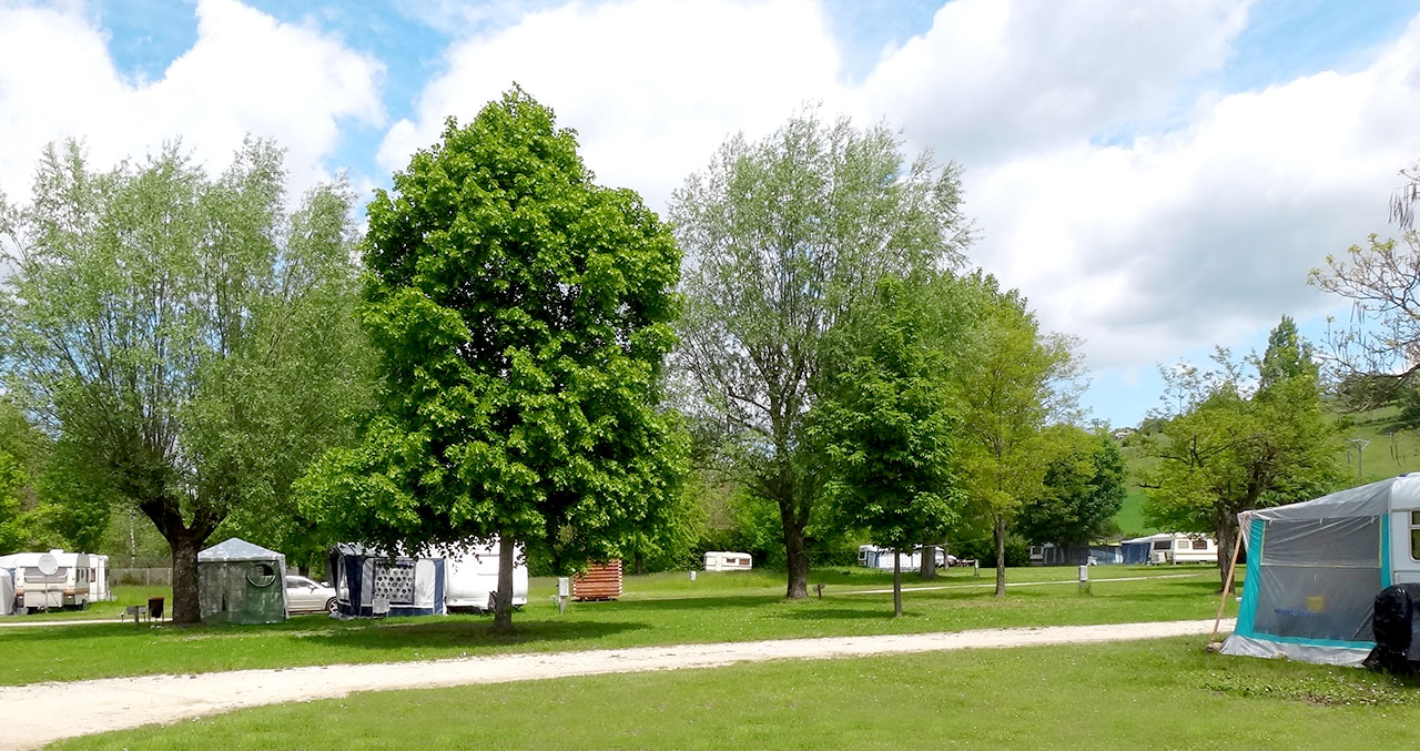 Emplacement camping au bord du Lac de Paladru, environnement arboré, Montferrat Isère