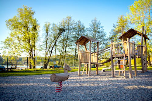 Aire de jeux pour enfants au bord du lac de Paladru, Isère, France