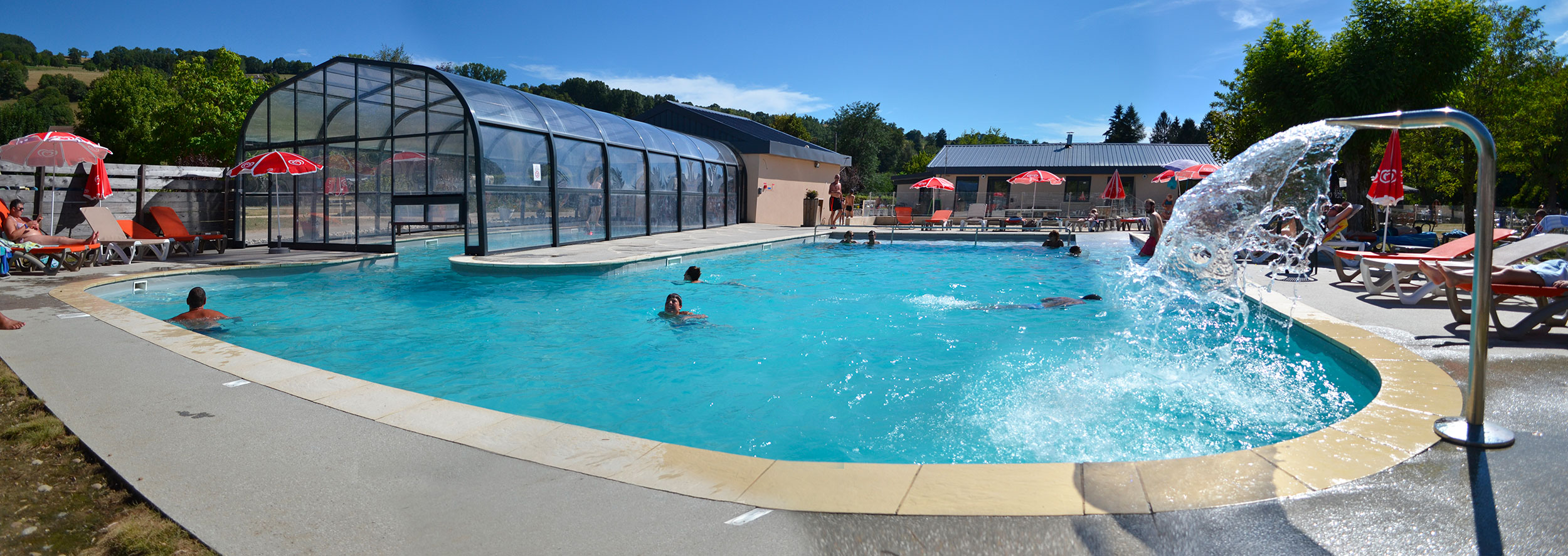 Piscine chauffée et couverte avec cascade du camping Détente et Clapotis, Lac de Paladru