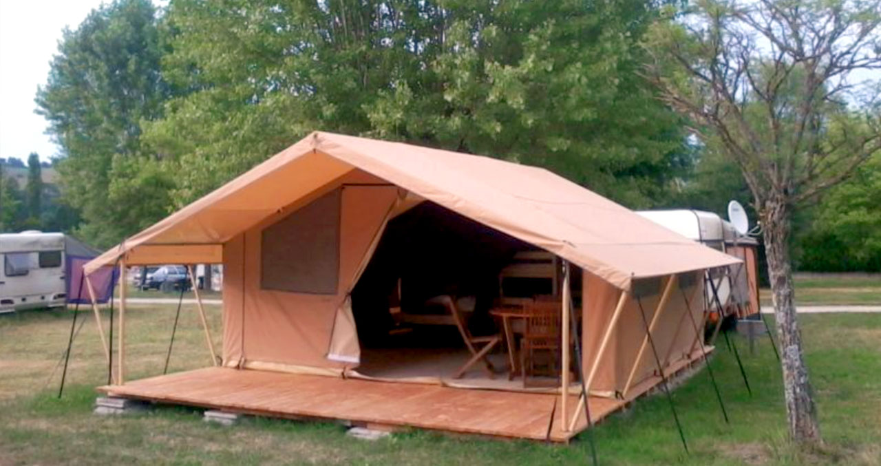 Natura Lodge haut de gamme avec terrasse vue lac au camping 4 étoiles Détente et Clapotis, Isère
