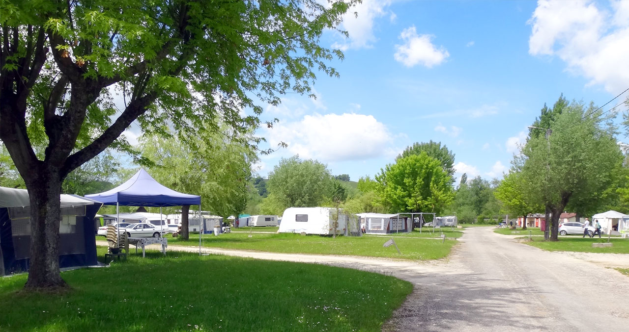 Emplacement arboré pour tente ou camping-car au camping Détente et Clapotis, Lac de Paladru