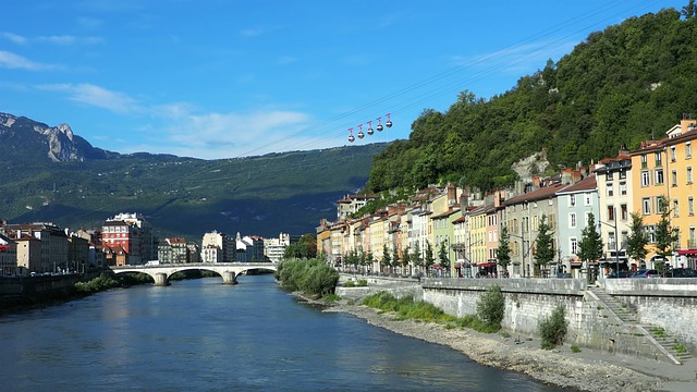 Grenoble, capitale des Alpes — à 40 minutes du camping Détente et Clapotis, Lac de Paladru
