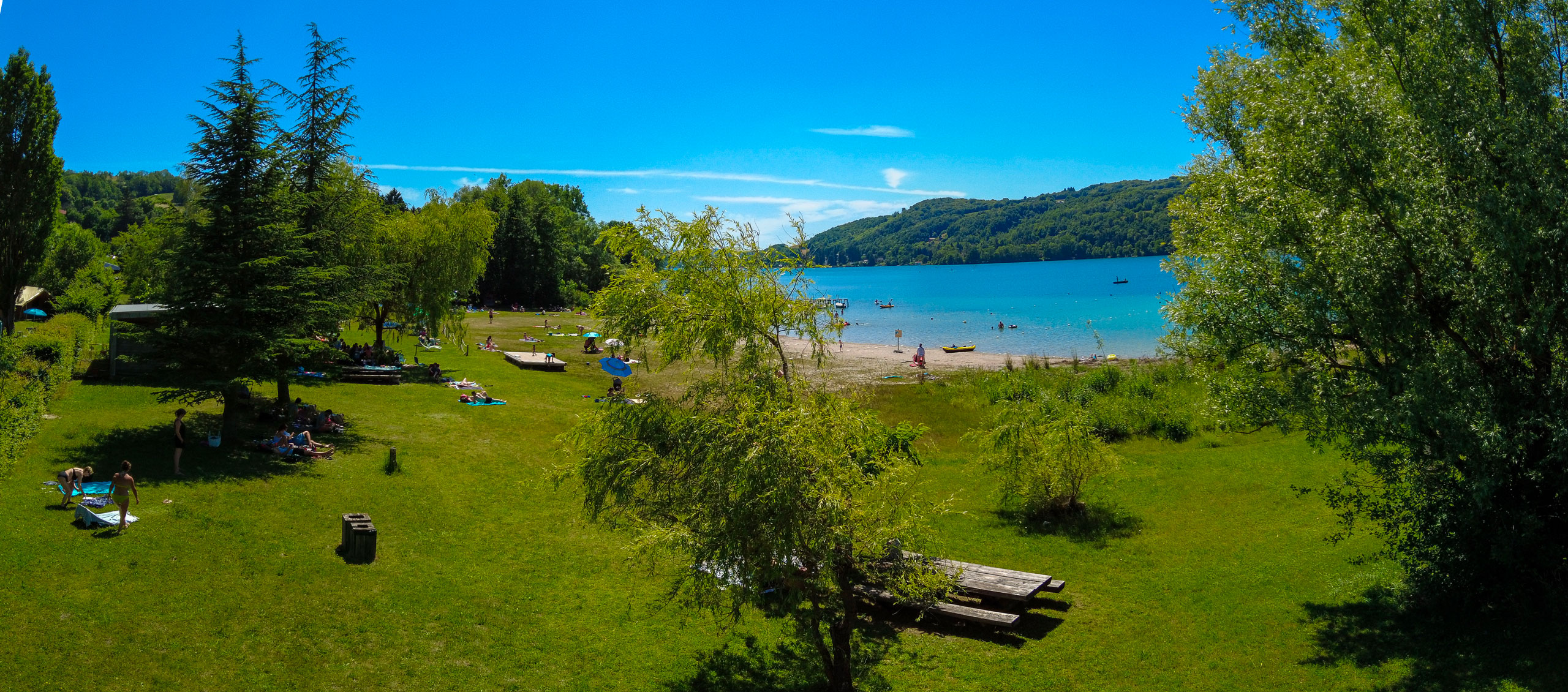 Plage naturelle surveillée du camping Détente et Clapotis sur le Lac de Paladru, Montferrat Isère