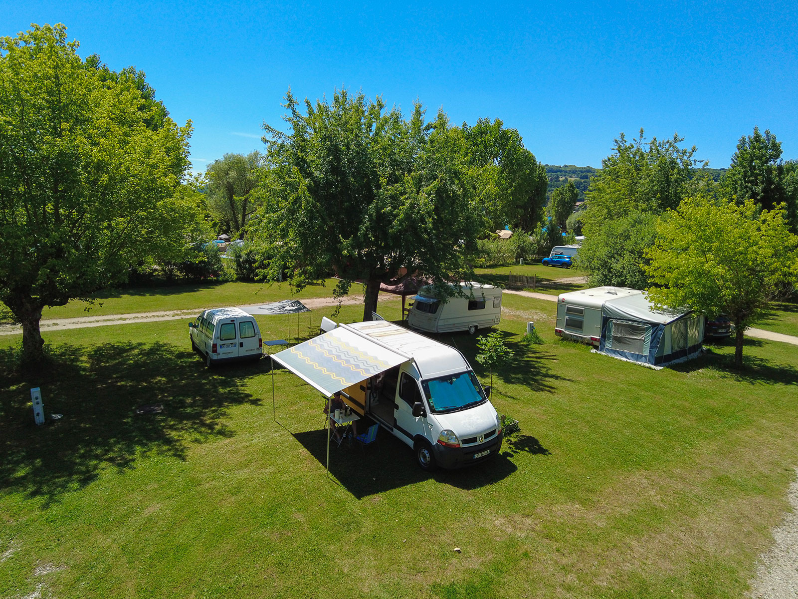 Emplacement grand confort pour camping-car avec branchements au camping Détente et Clapotis