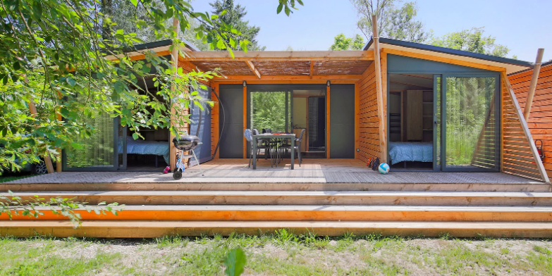 Natura Lodge haut de gamme avec terrasse vue lac au camping 4 étoiles Détente et Clapotis, Isère