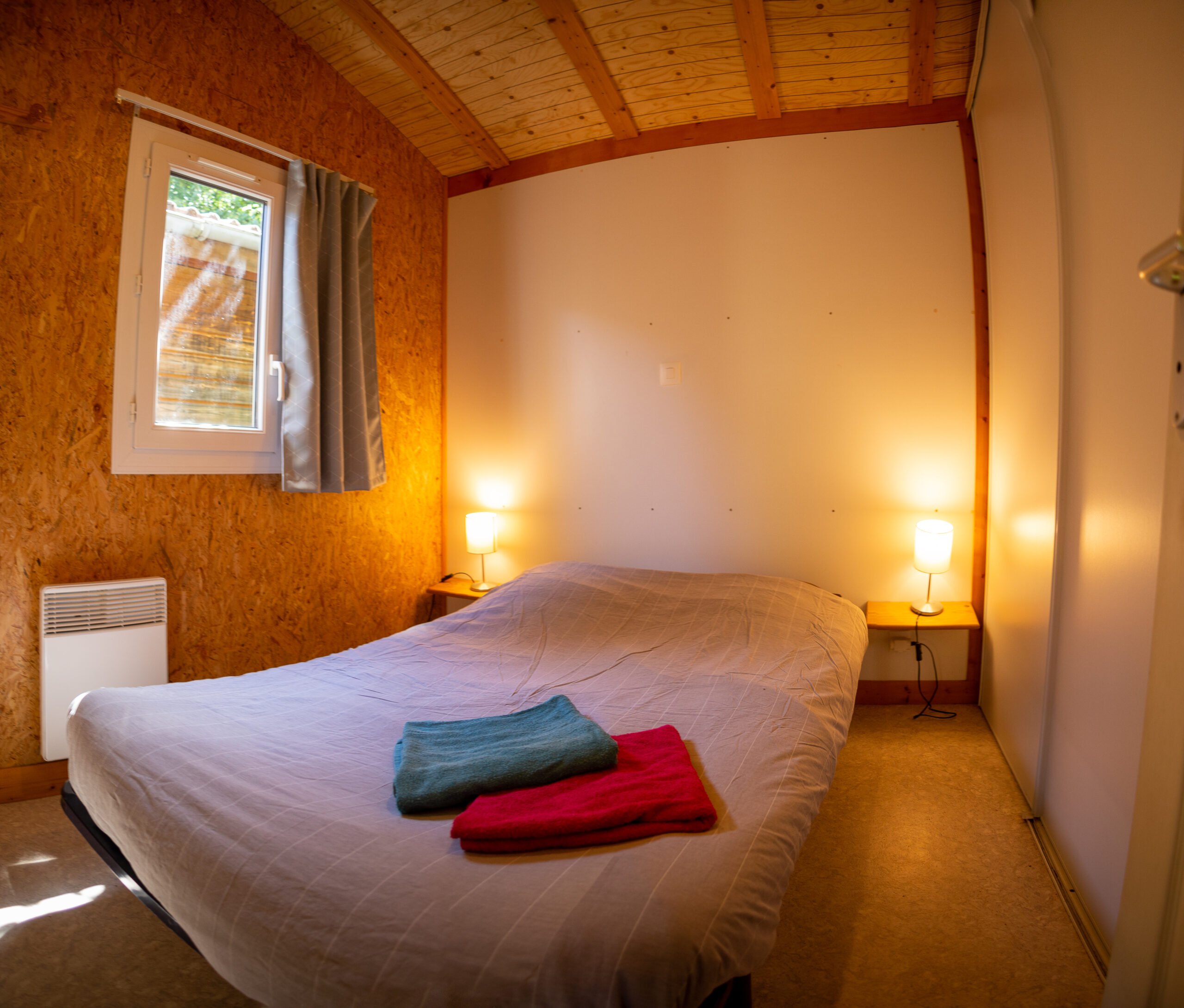 Chambre Double Chalet des Chartreux au pied des Alpes en Isère, au bord du lac de Paladru, dans le camping Détente et Clapotis avec Piscine Chauffée et couverte.