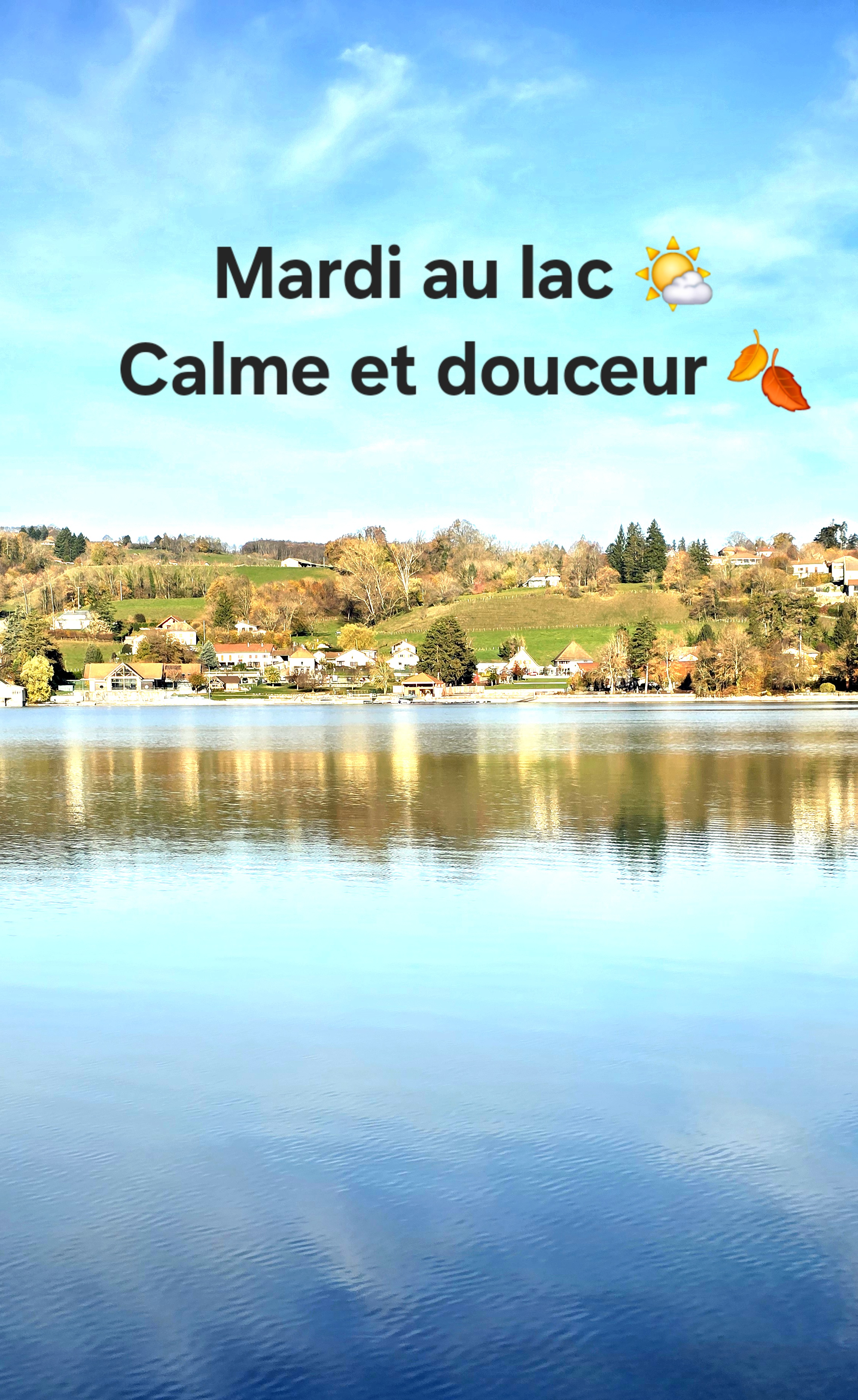 Lac de Paladru calme en automne - cadre nature idéal pour un séjour bien-être et ressourcement, Isère