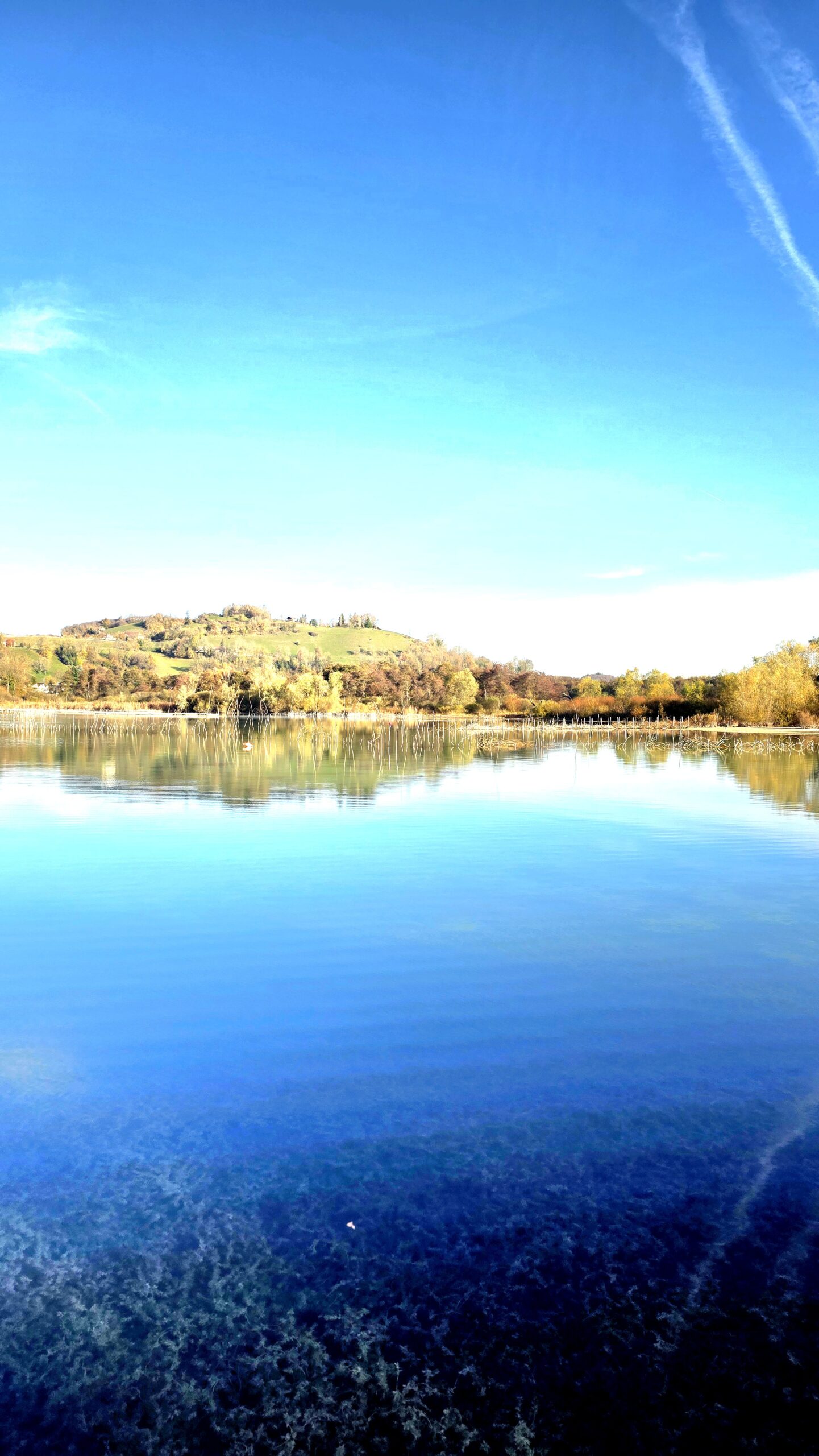 Lac de Paladru en automne depuis le camping - cadre serein pour vacances séniors en Isère