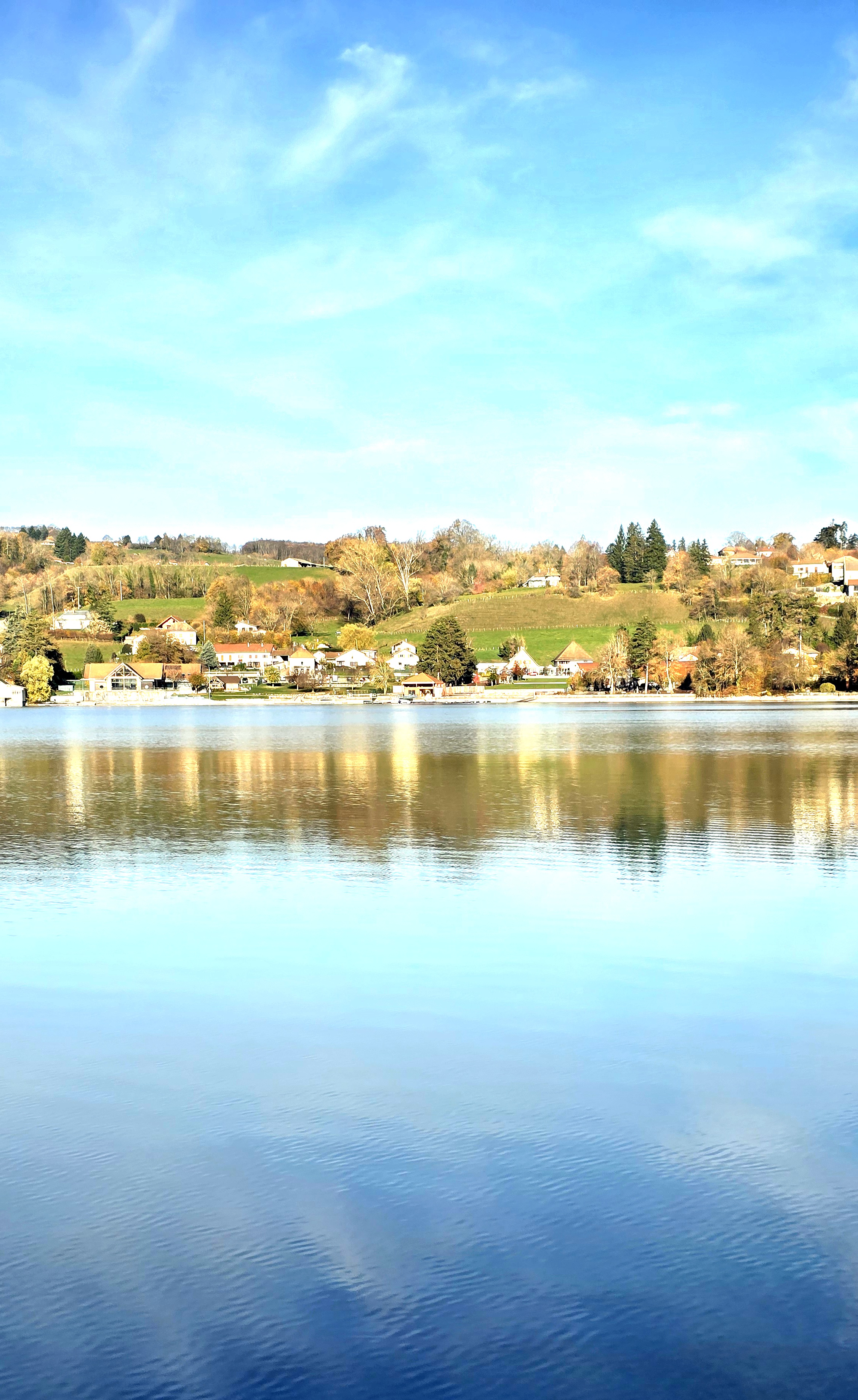 Reflet de l'eau du Lac de Paladru en automne - environnement naturel préservé pour séjour détente, Montferrat