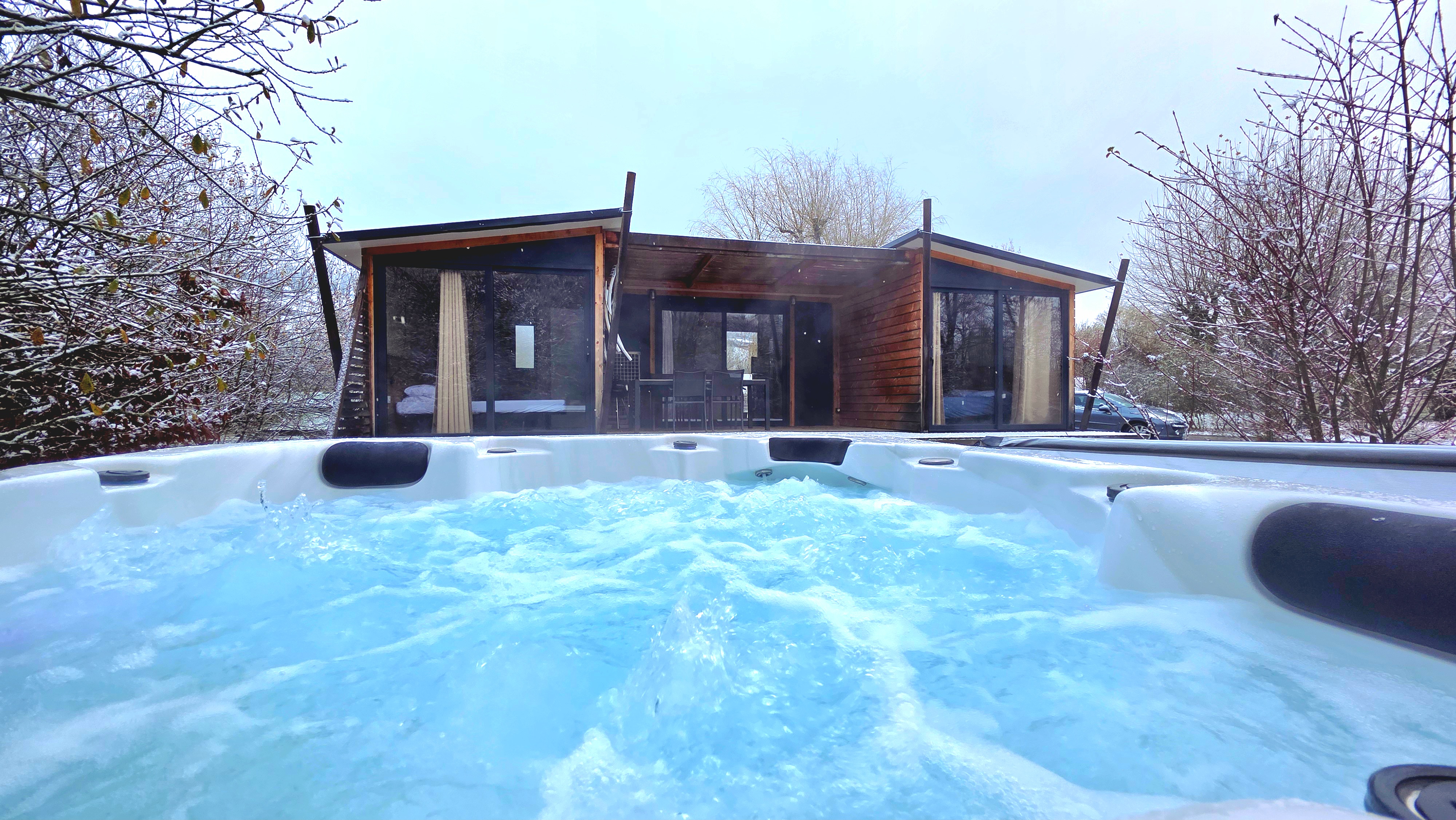 Natura Lodge avec spa privatif en contraste chaud-froid pour séjour bien-être au Lac de Paladru, Montferrat Isère