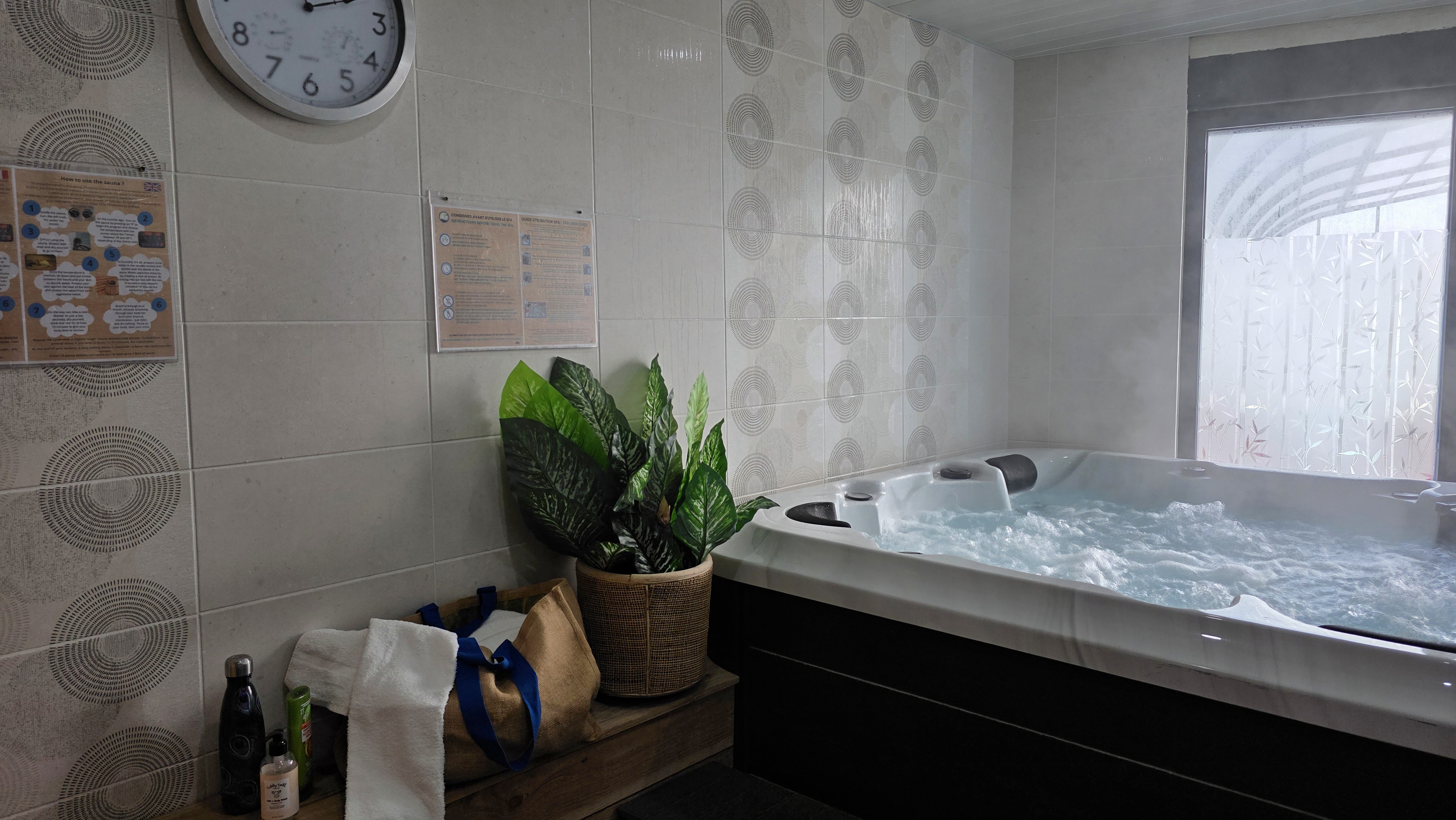 Spa jacuzzi extérieur de l'espace détente du camping 4 étoiles Détente et Clapotis, Lac de Paladru