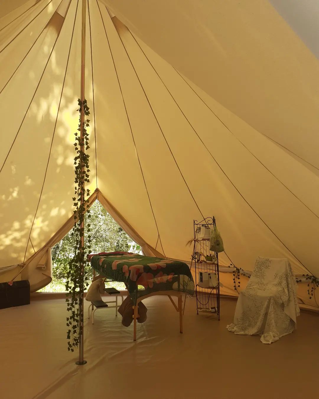 Tente massage de Valérie Mazard, praticienne bien-être et sophrologue au camping Détente et Clapotis, Lac de Paladru