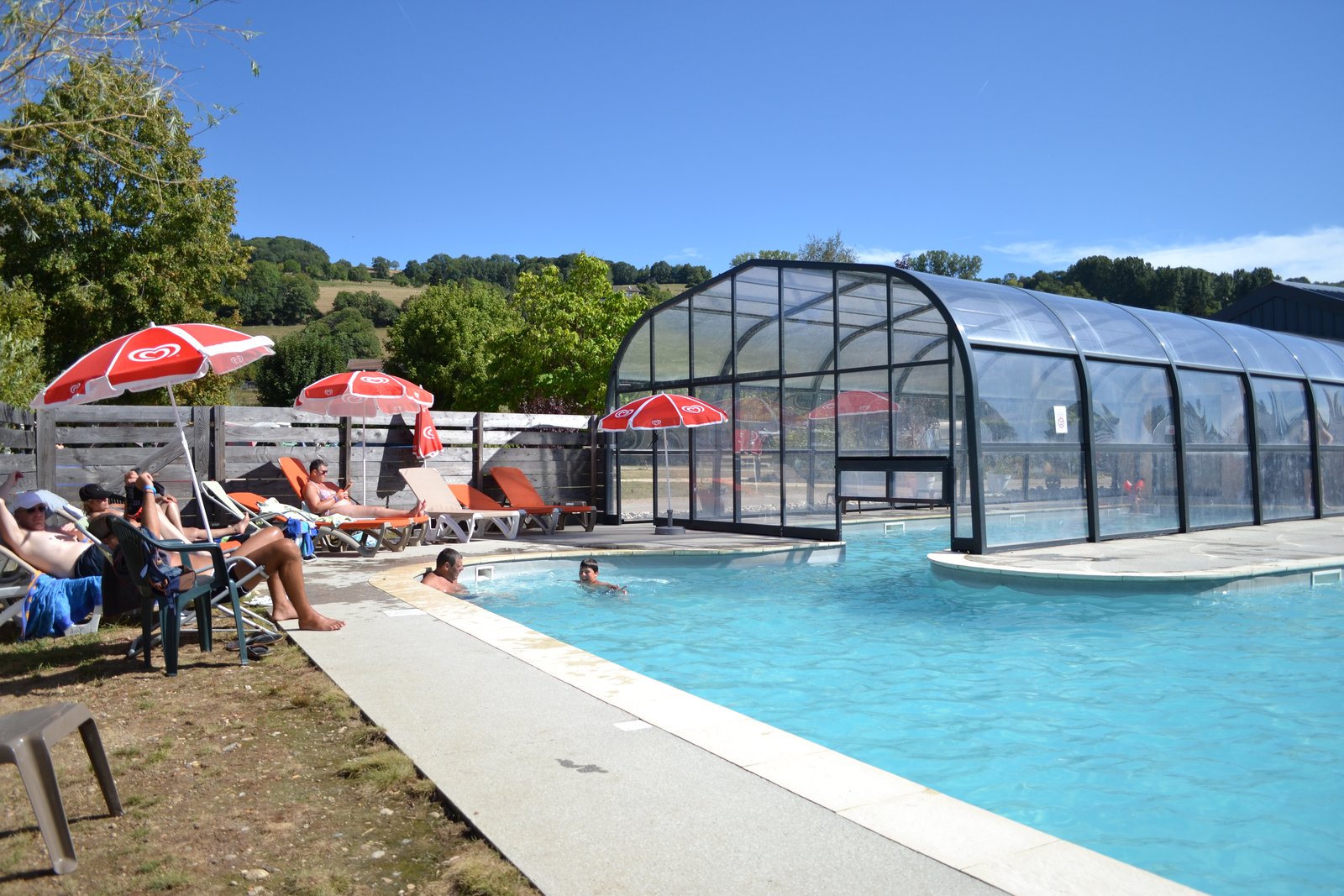 Piscine couverte chauffée du camping proche Grenoble — séjour famille toute saison