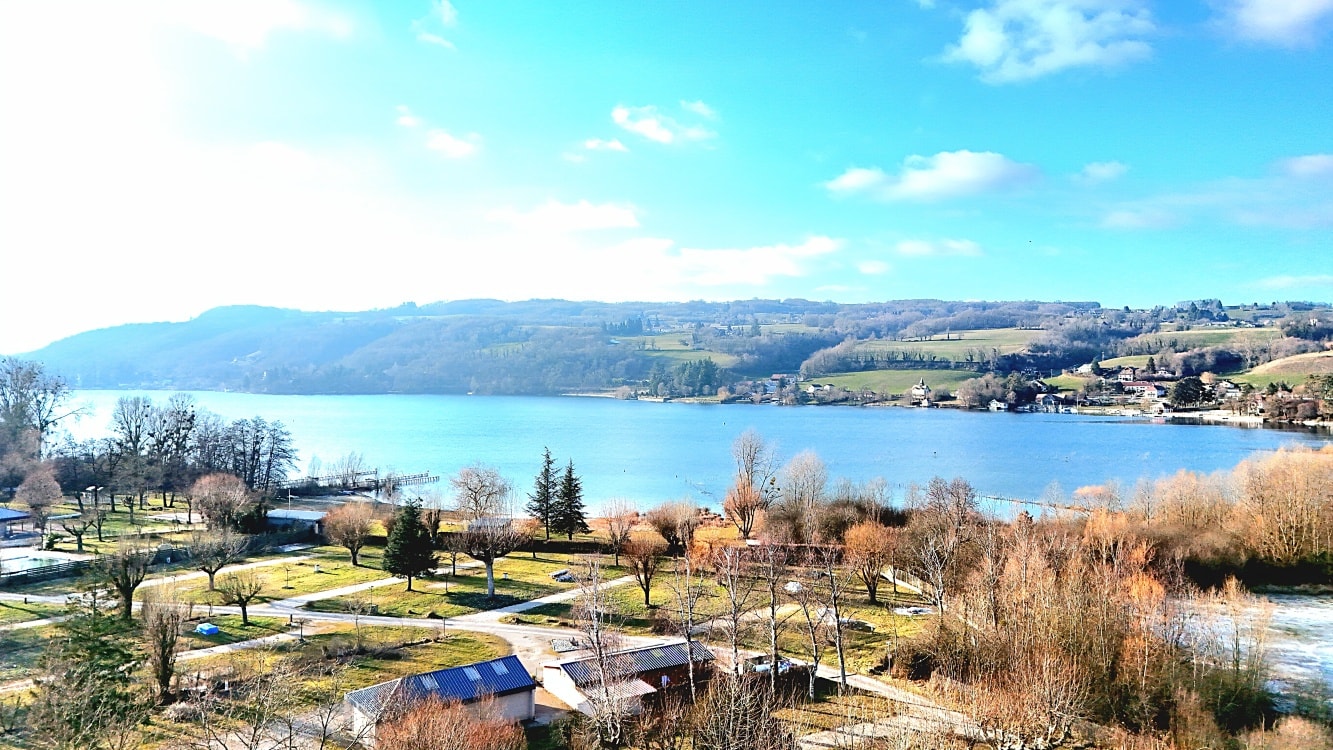 Vue aérienne du Lac de Paladru depuis le camping, étape pour camping-cars et vans