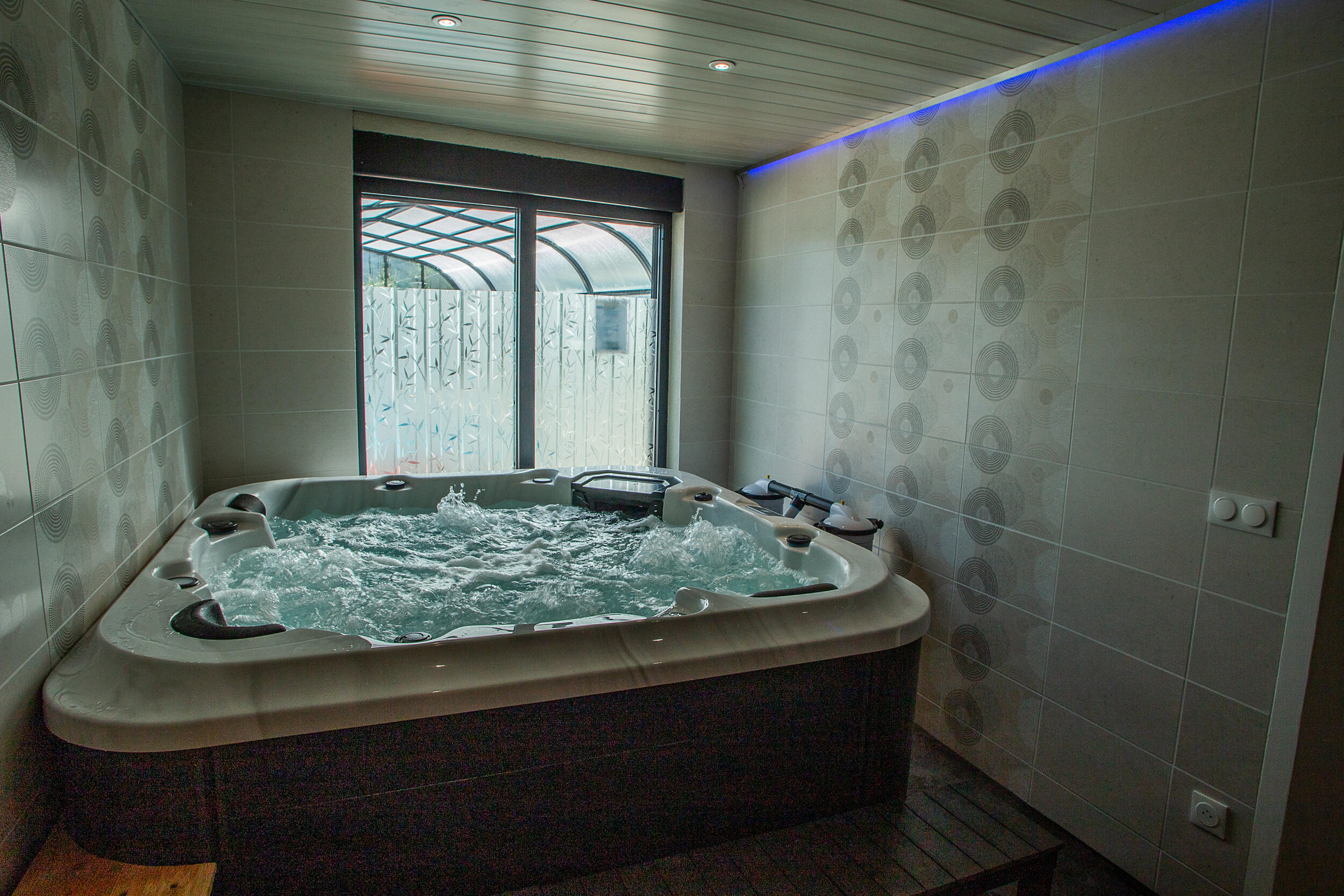 Jacuzzi à hydromassage cinq places de l'espace détente avec éclairage LED bleuté