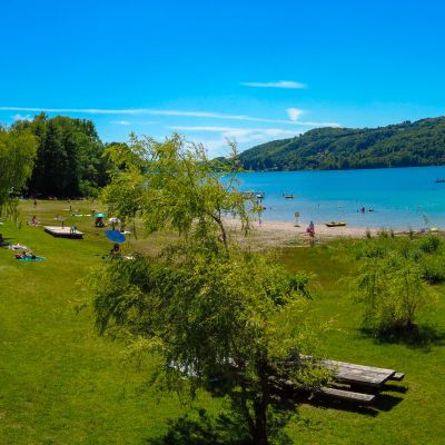 Plage naturelle surveillée du camping Détente et Clapotis sur le Lac de Paladru, Montferrat Isère