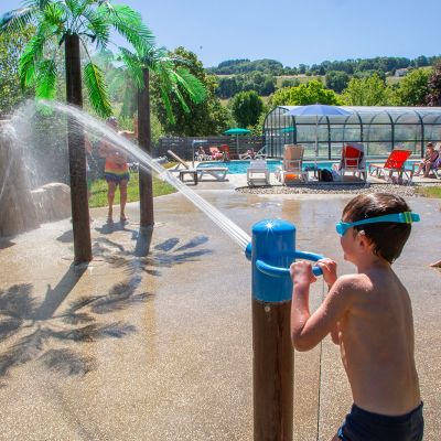 Aire de jeux aquatique pour enfants au camping Détente et Clapotis, Lac de Paladru