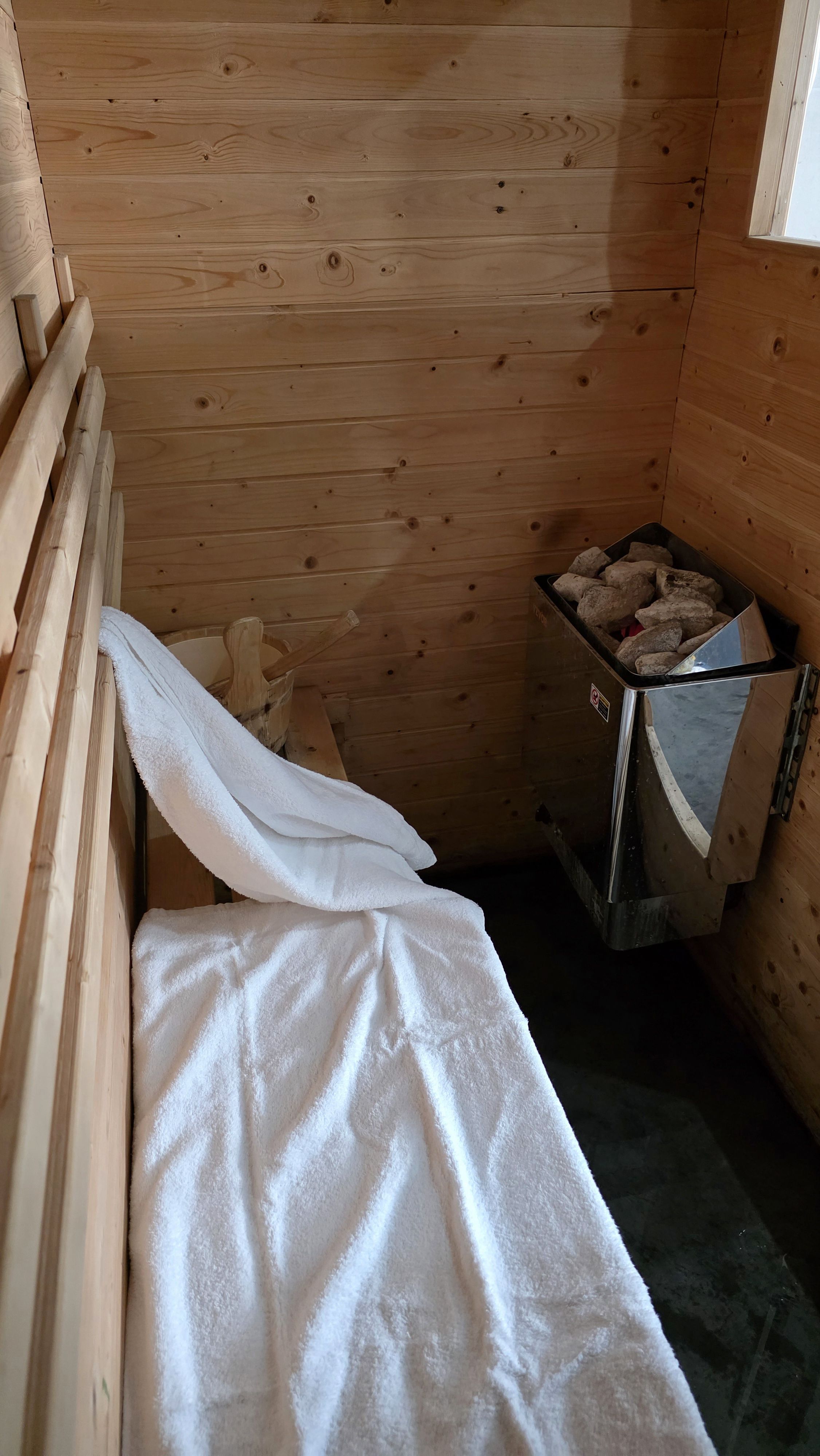 Sauna avec serviette pour séjour bien-être et relaxation au camping Détente et Clapotis, Montferrat Isère