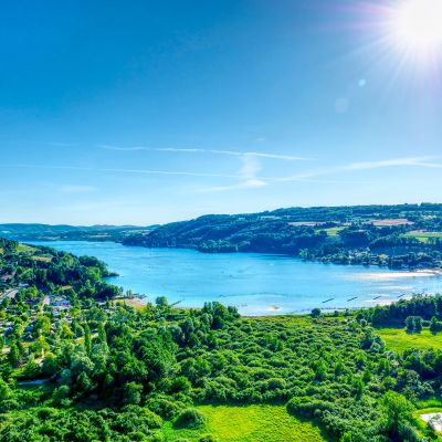 Vue panoramique sur le Lac de Paladru depuis Montferrat, Isère