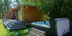 Natura Lodge haut de gamme avec terrasse au camping 4 étoiles Détente et Clapotis, Isère