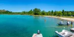 Plage naturelle surveillée du camping Détente et Clapotis sur le Lac de Paladru, Montferrat Isère