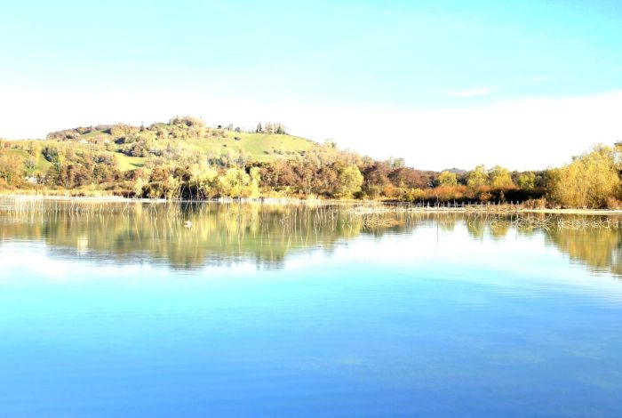 Lac de Paladru en automne depuis le camping, cadre serein pour vacances séniors