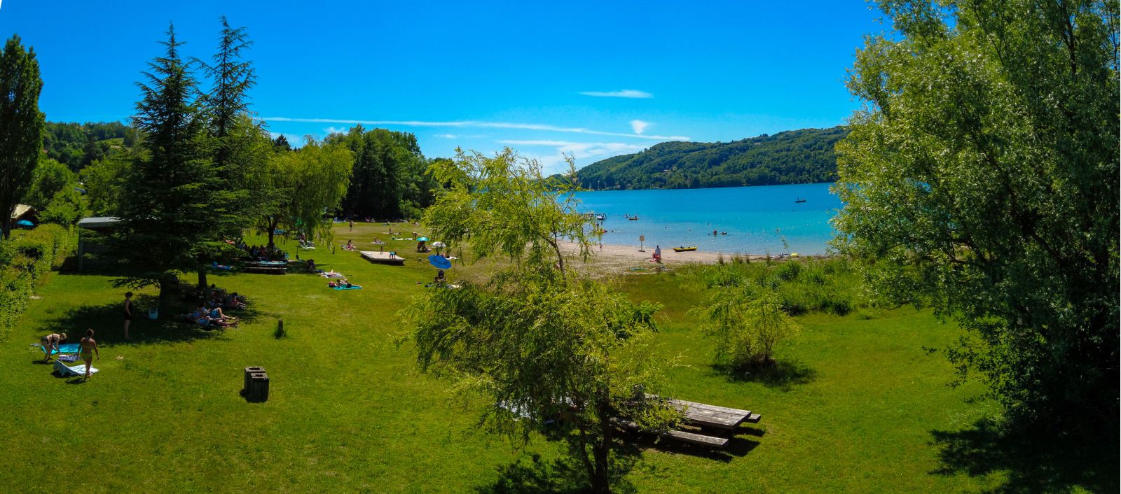 Plage naturelle surveillée du camping Détente et Clapotis sur le Lac de Paladru, Montferrat Isère