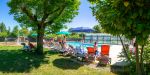 Piscine couverte et chauffée du camping Détente et Clapotis avec vue sur le Lac de Paladru