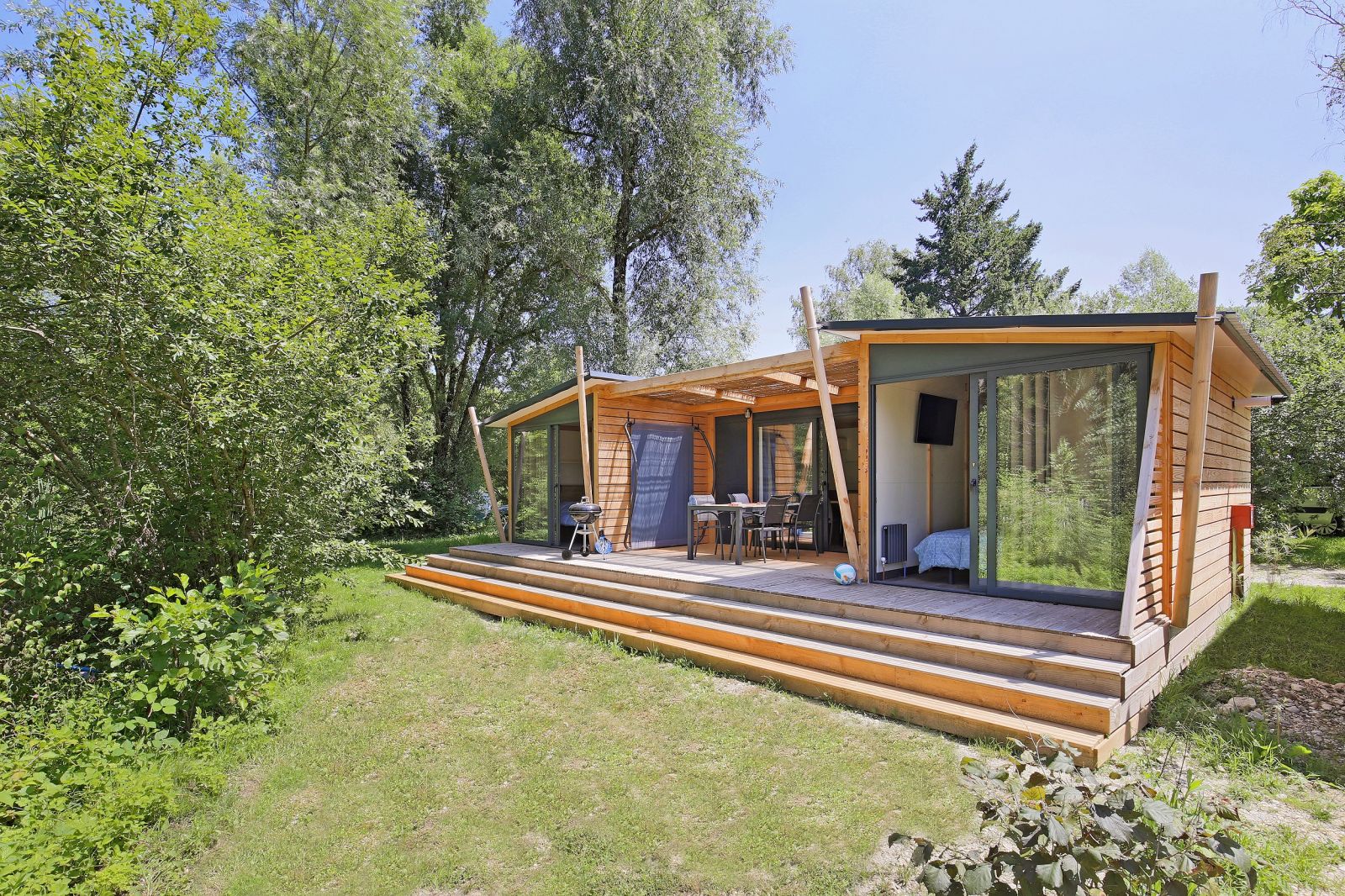 Natura Lodge haut de gamme avec grande terrasse au camping 4 étoiles Détente et Clapotis, Isère