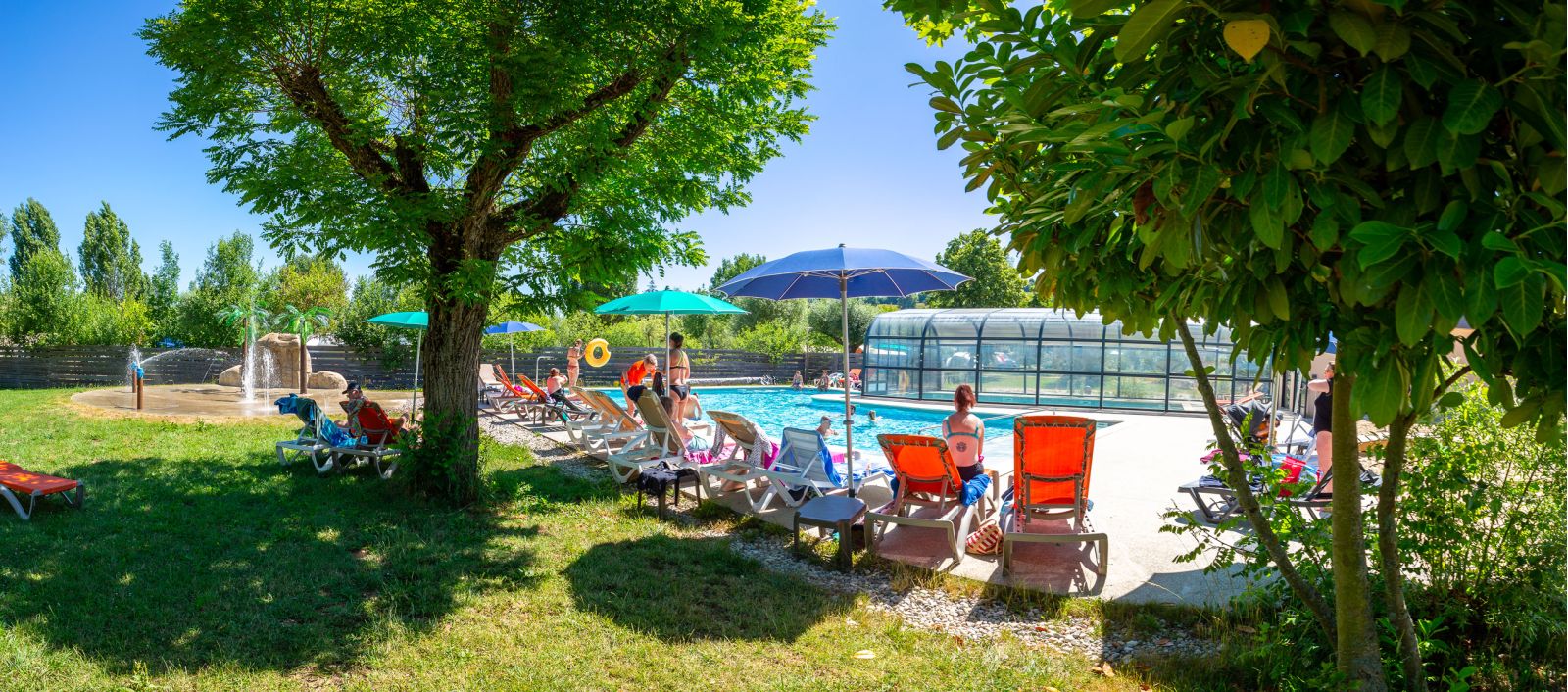 Piscine couverte et chauffée du camping Détente et Clapotis avec vue sur le Lac de Paladru
