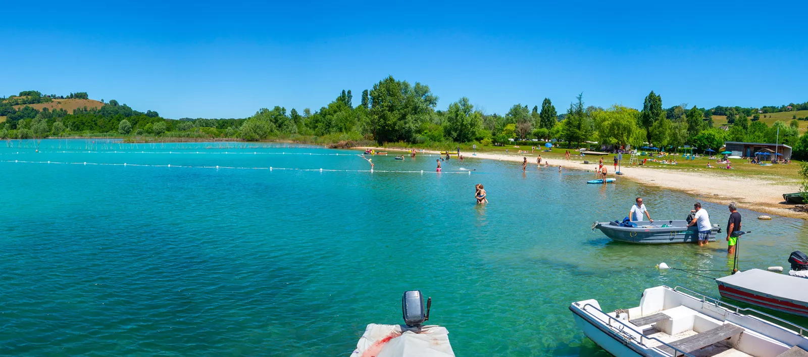 Plage naturelle surveillée du camping Détente et Clapotis sur le Lac de Paladru, Montferrat Isère