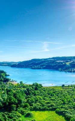 Vue panoramique sur le Lac de Paladru depuis Montferrat, Isère