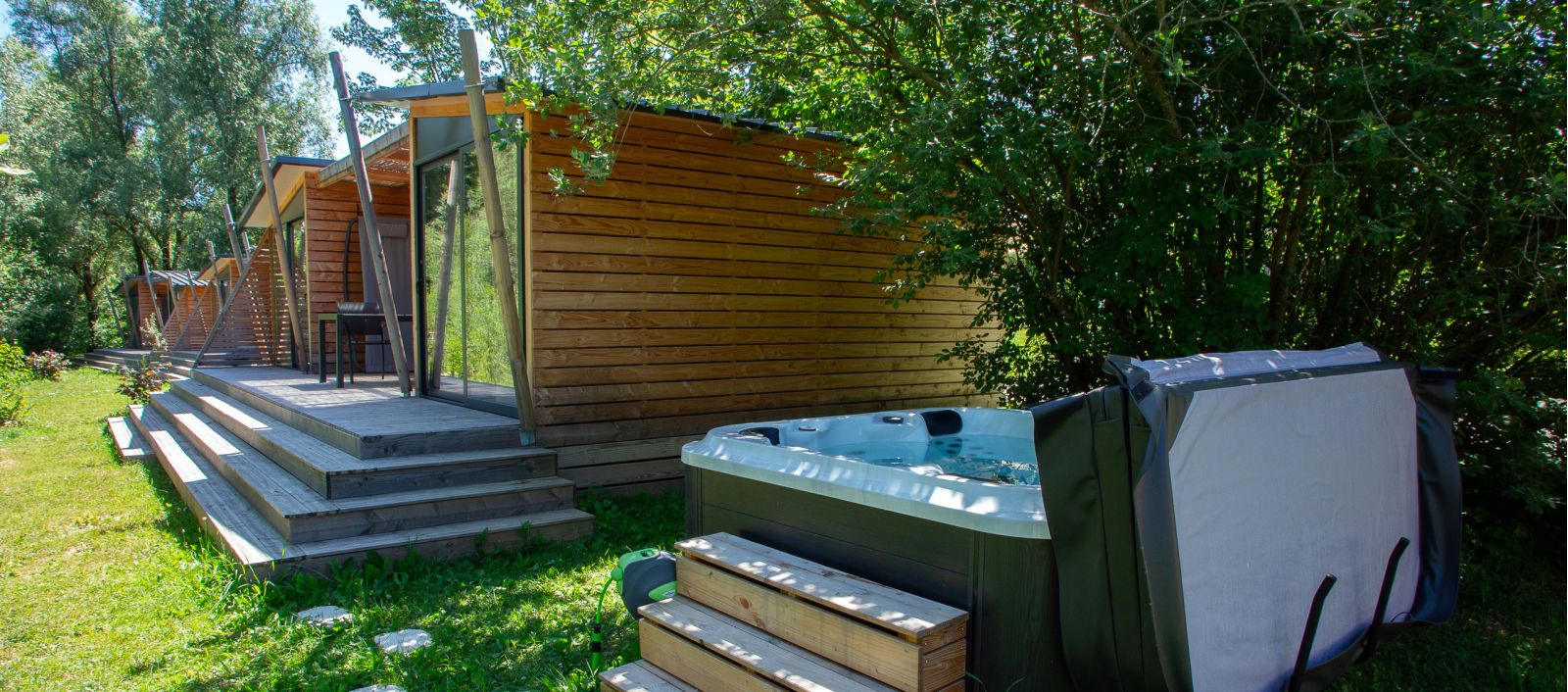 Natura Lodge haut de gamme avec terrasse au camping 4 étoiles Détente et Clapotis, Isère