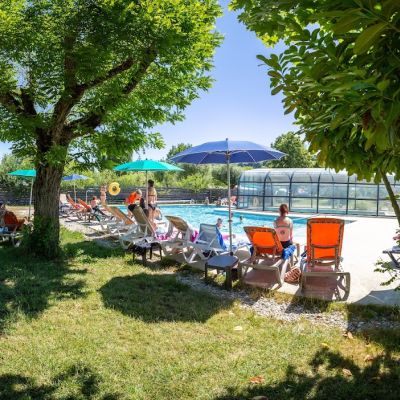 Piscine du camping Détente et Clapotis sur pelouse verdoyante, Lac de Paladru Isère